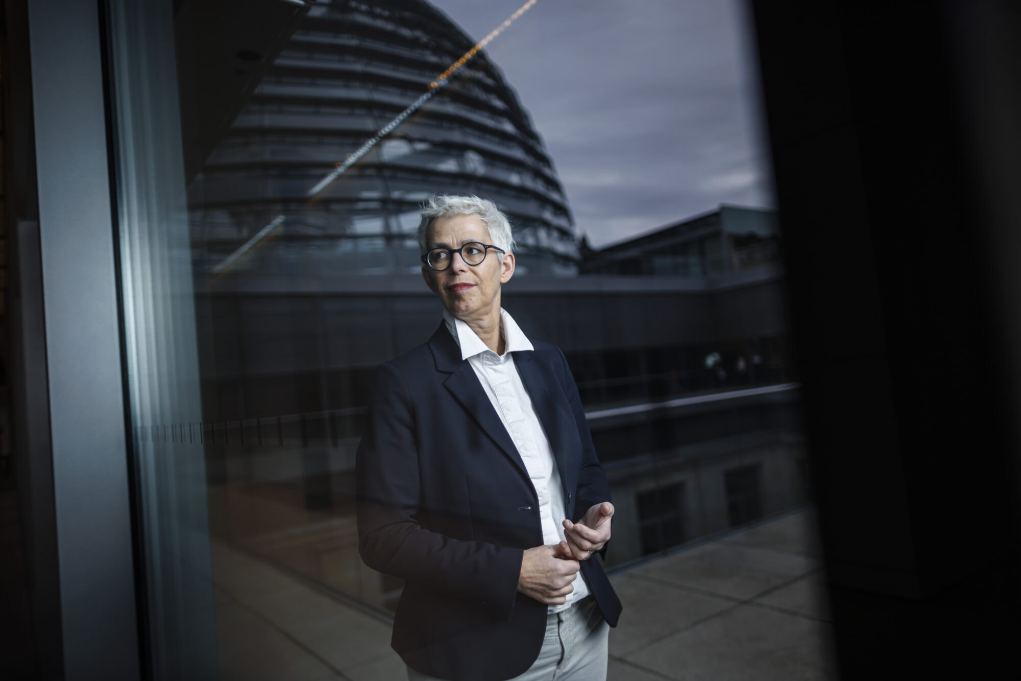 Ulle Schauws steht vor der Kuppel des Reichstagsgebäudes