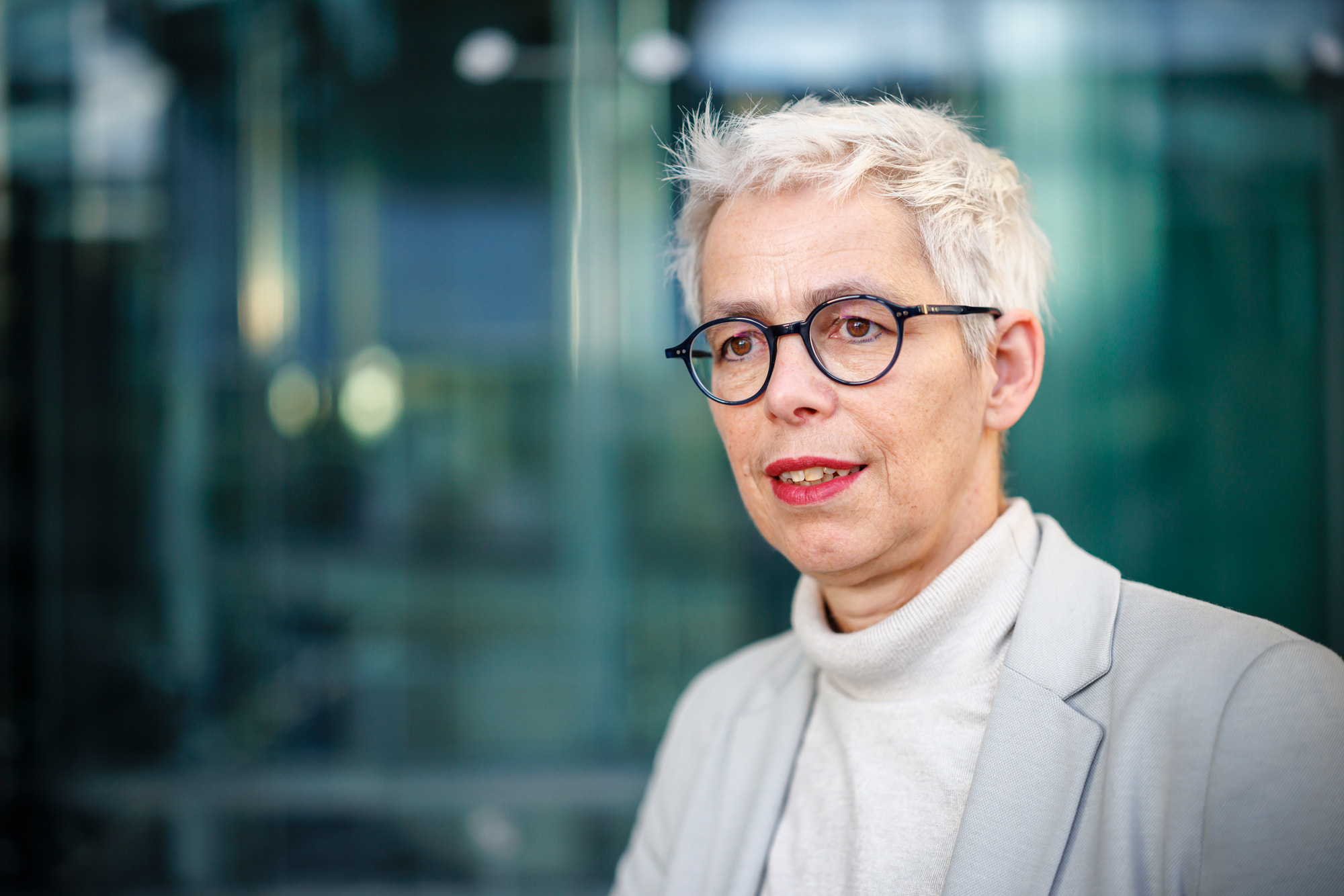 Ulle vor unscharfem Hintergrund