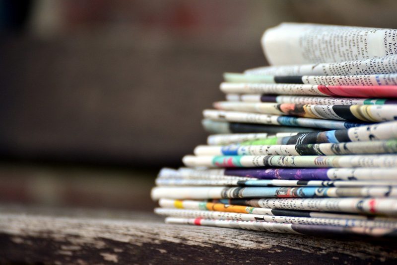 Ein Zeitungsstapel (Foto: congerdesign auf pixabay.com)